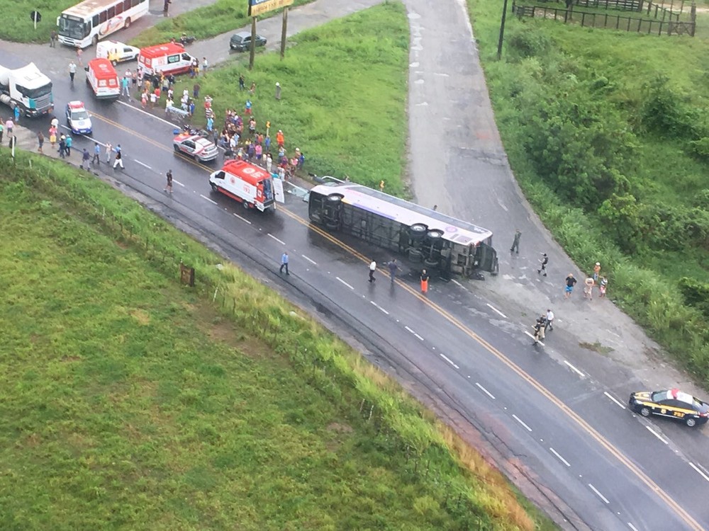 Capotamento de ônibus na BR-101 deixa feridos em São Miguel dos Campos, AL