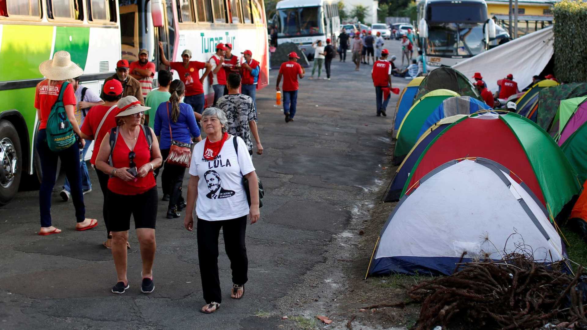 Acampamento em Curitiba muda rotina da PF e vira aposta do PT por Lula