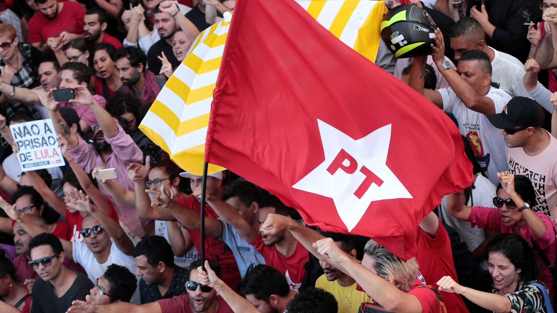 Centenas de pessoas permanecem ato em São Bernardo em apoio a Lula