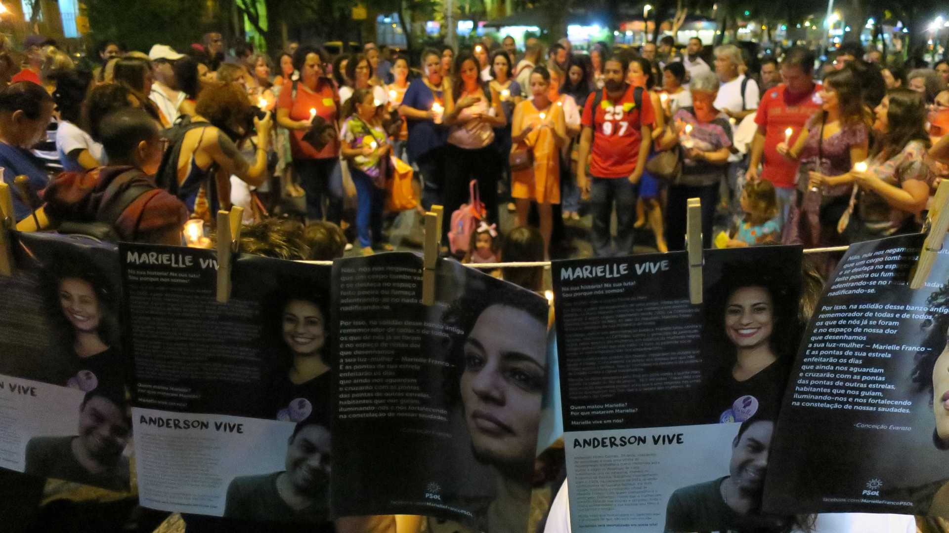 Manifestantes acendem velas para Marielle e Anderson
