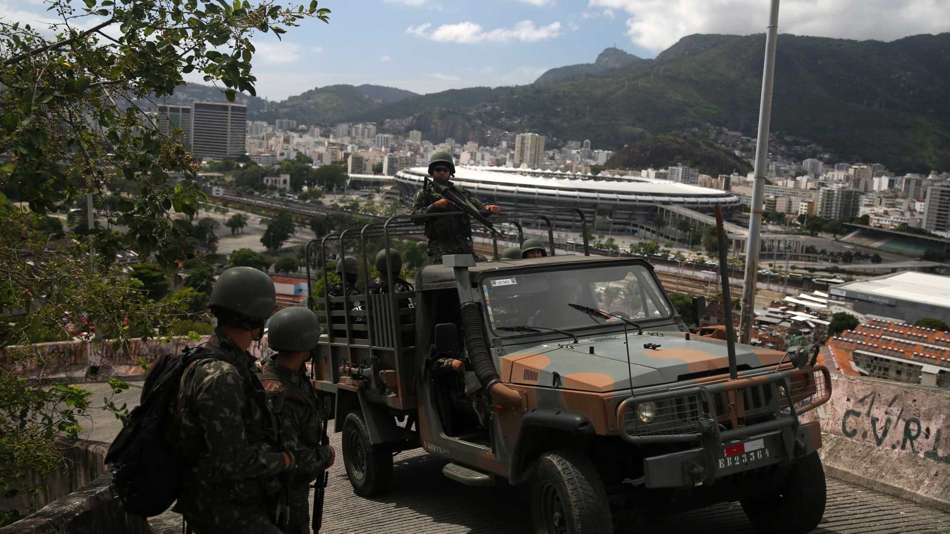 Tropas do Exército, Marinha e Aeronáutica patrulham em vias do RJ
