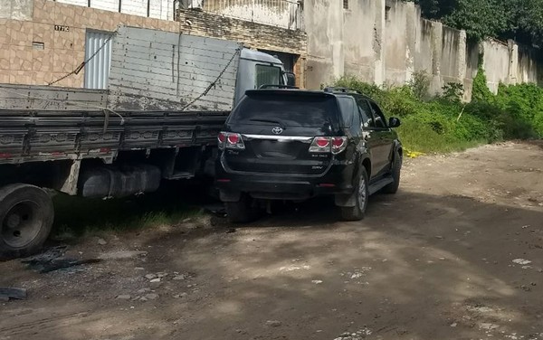 Na frente do filho, homem é morto a tiros em caminhonete de luxo no Grande Recife
