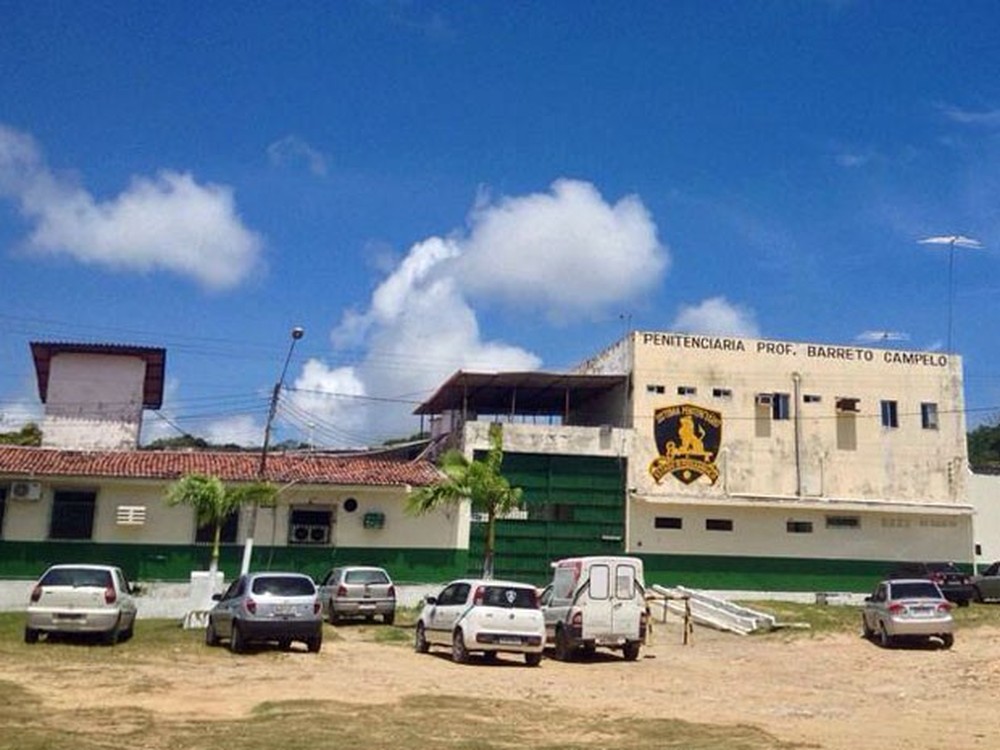 Briga entre detentos no Grande Recife deixa preso com peixeira cravada na cabeça