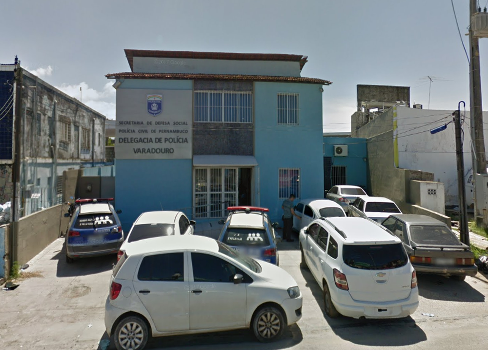 Polícia prende empresário e dois PMs após encontrar jovem algemado dentro de carro em Olinda