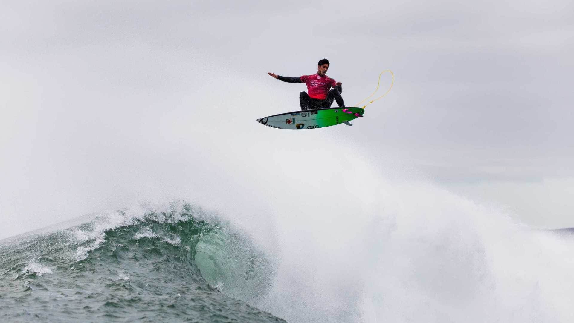 Medina e Filipe Toledo avançam na estreia em Margaret River