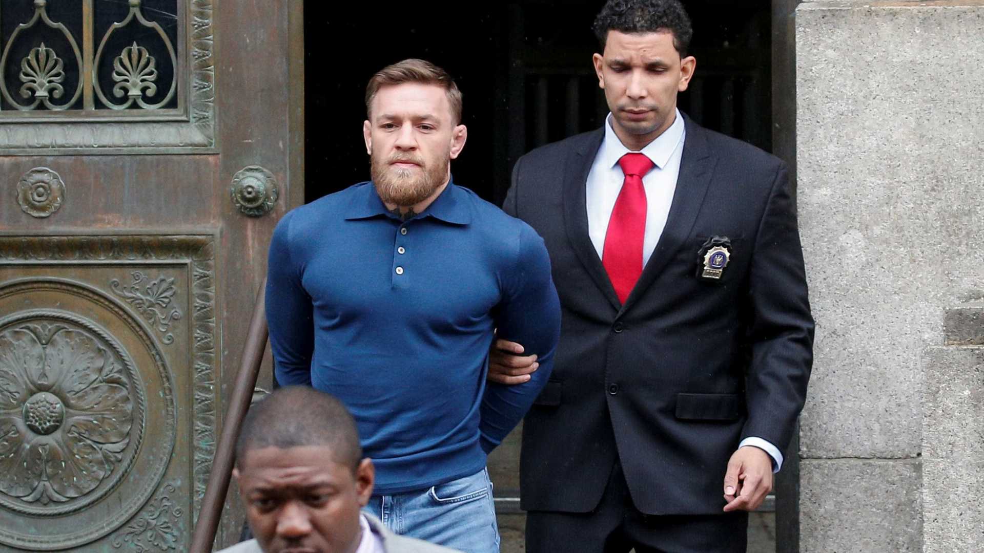 McGregor deixa delegacia algemado em Nova York