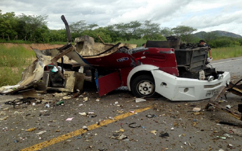 Bandidos explodem carro-forte e fazem reféns durante assalto no interior do Ceará