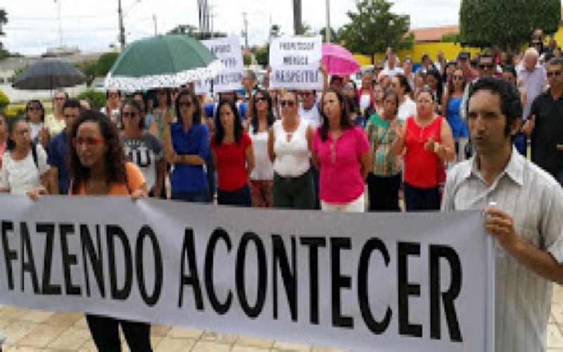 Pressão. Professores de Caririaçu vão às ruas e ameaçam greve