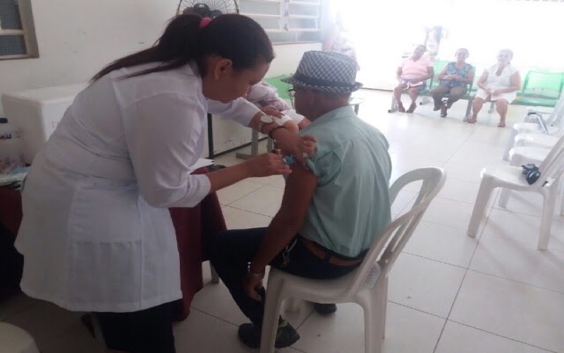 Idosos do CRAS Vila Alta recebem doses da vacina contra gripe