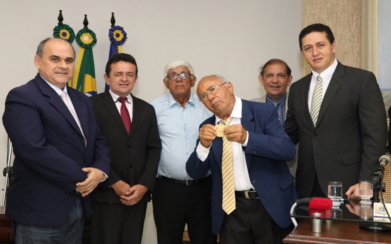 Câmara de Juazeiro homenageia poeta Pedro Bandeira com Comenda