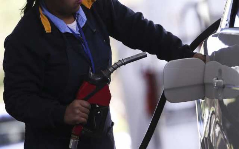 Governo volta a falar em medidas para conter alta da gasolina