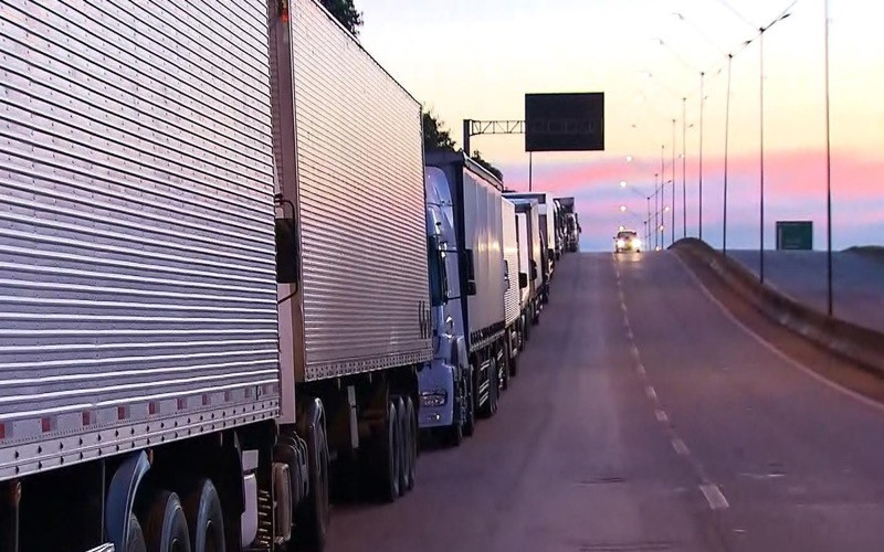 Caminhoneiros protestam em 8 estados contra alta do preço do combustível