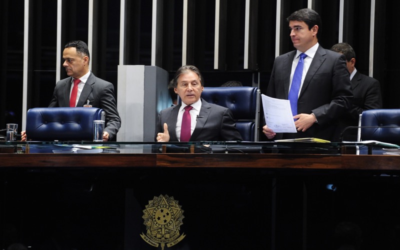 Eunício costura acordo e senadores garantem desconto de R$ 0,46 do óleo diesel