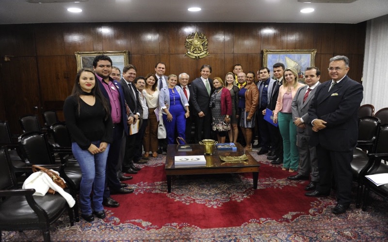 Eunício recebe prefeitos e discute liberação de investimentos para municípios