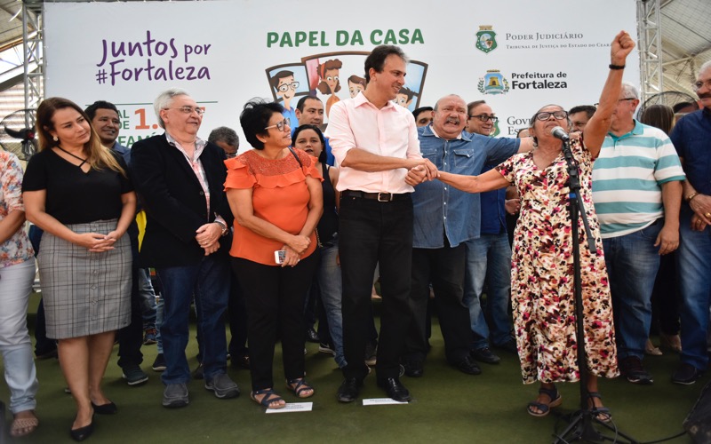 Mais de mil famílias de Fortaleza que esperavam por escrituras de imóveis há cerca de 40 anos são beneficiadas pelo programa Papel da Casa