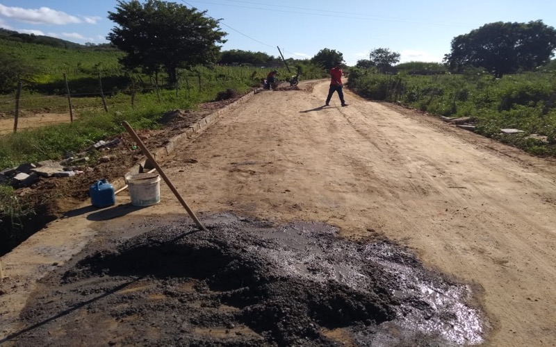 Prefeitura de Farias Brito realiza obras de pavimentação nos distritos
