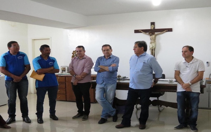 Permissionários da Associação de Barraqueiros do bairro Nossa Senhora de Fátima recebem as chaves dos boxes