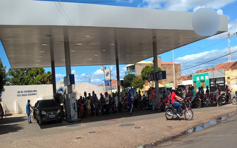 Motoristas fazem filas nos Postos que ainda tem combustível em Juazeiro do Norte-CE