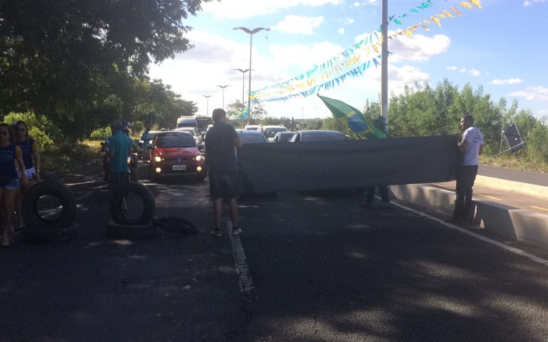 Manifestantes em ato de protesto fecham entradas para cidade de Barbalha-CE