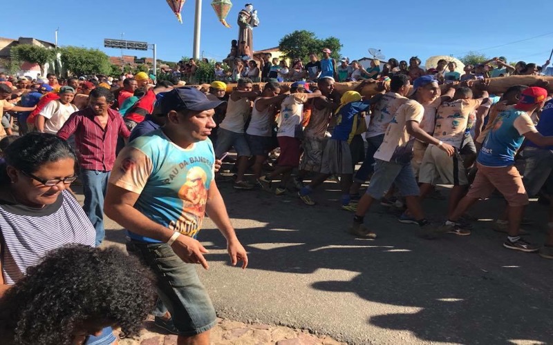 Festa de Santo Antônio reúne milhares de pessoas no seu primeiro dia do tradicional Pau da Bandeira em Barbalha-CE