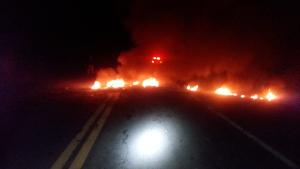 Grupo ateia fogo em pneus e apedreja carros em dois pontos da BR-101, no sul da Bahia