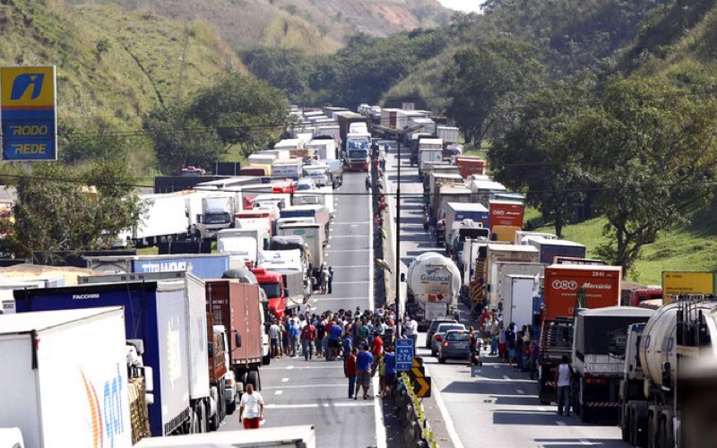 Fim da greve, Governo esqueceu avisar os caminhoneiros