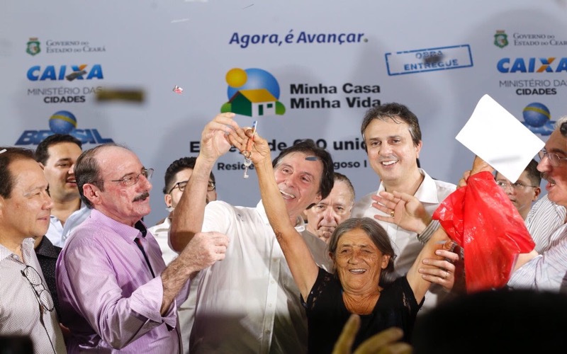 Eunício consegue 2.536 casas para cinco municípios cearenses