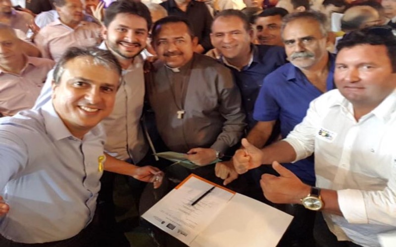 CEARÁ DE PONTA A PONTA: Ao lado do prefeito, governador Camilo Santana anuncia asfalto em estradas de Mauriti