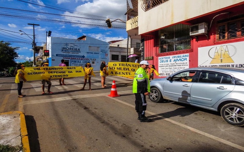 CRAS Alto da Penha e DEMUTRAN promovem ação de educação no trânsito em Crato-CE