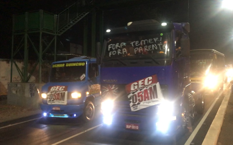 Caminhoneiros seguem em ato de protesto pelas ruas e avenidas do Cariri