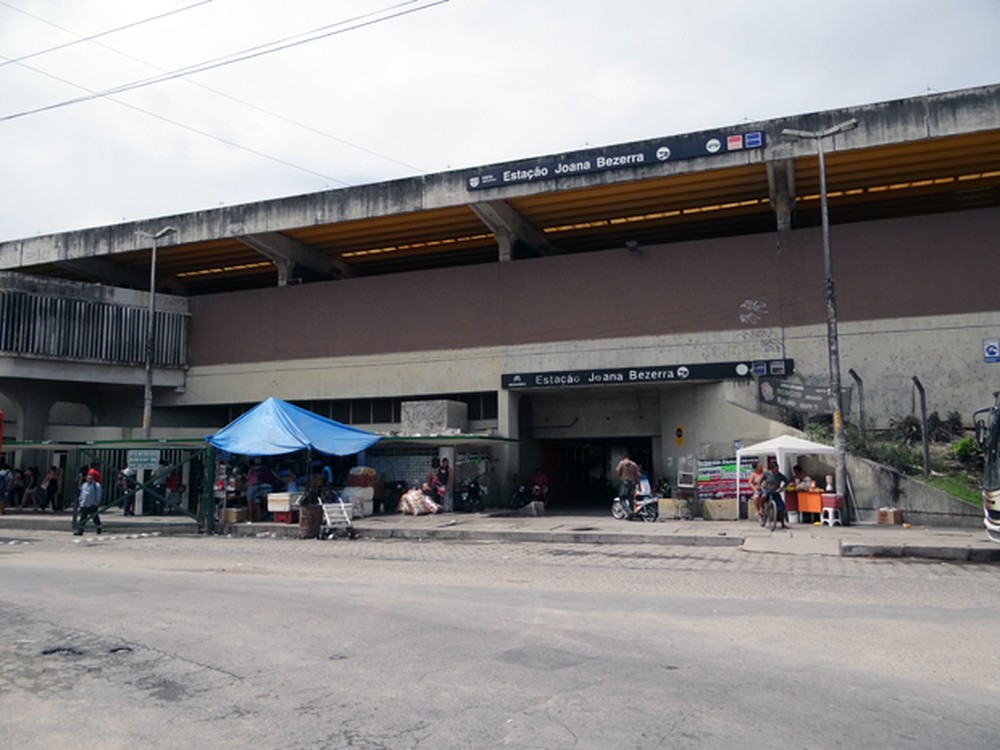 Dois PMs morrem após serem atropelados por trem do Metrô no Recife