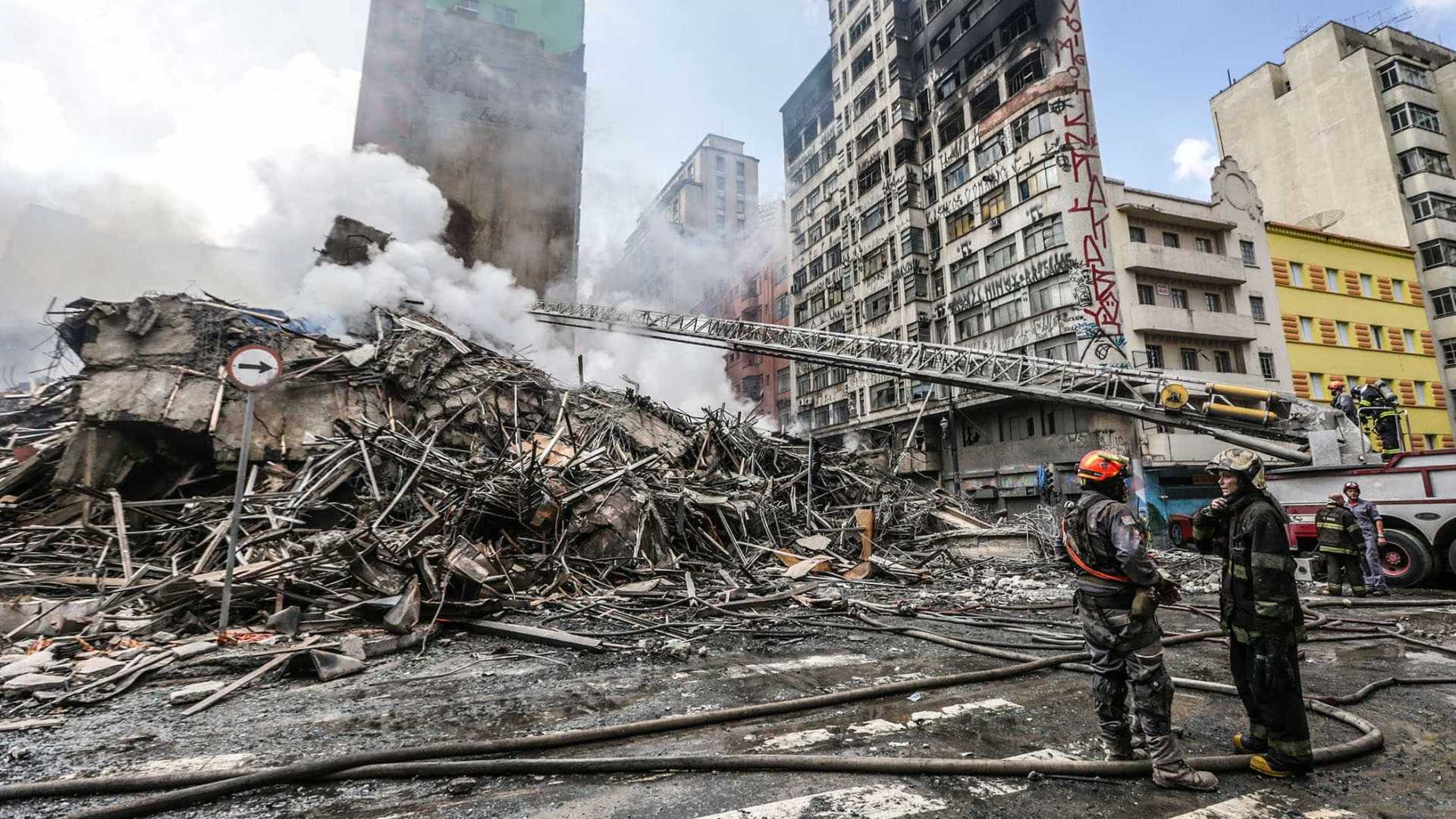 Bombeiros encontram 2º corpo nos escombros do prédio que desabou em SP