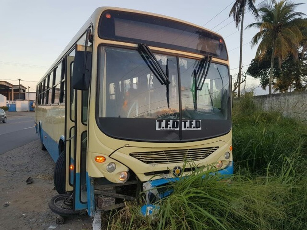 Motoqueiro morre em batida com ônibus que transportava pacientes, na Zona da Mata de Pernambuco