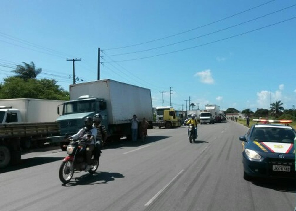 Caminhoneiros fazem protesto contra aumento do diesel no Grande Recife