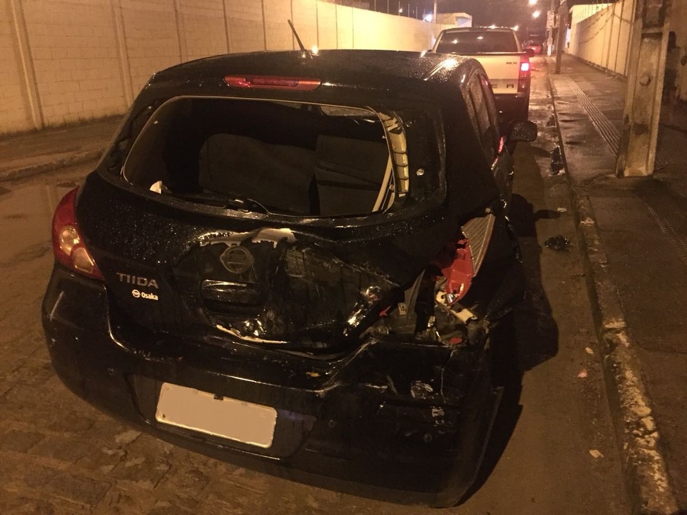 Carro tomba após colisão envolvendo cinco veículos no Benedito Bentes