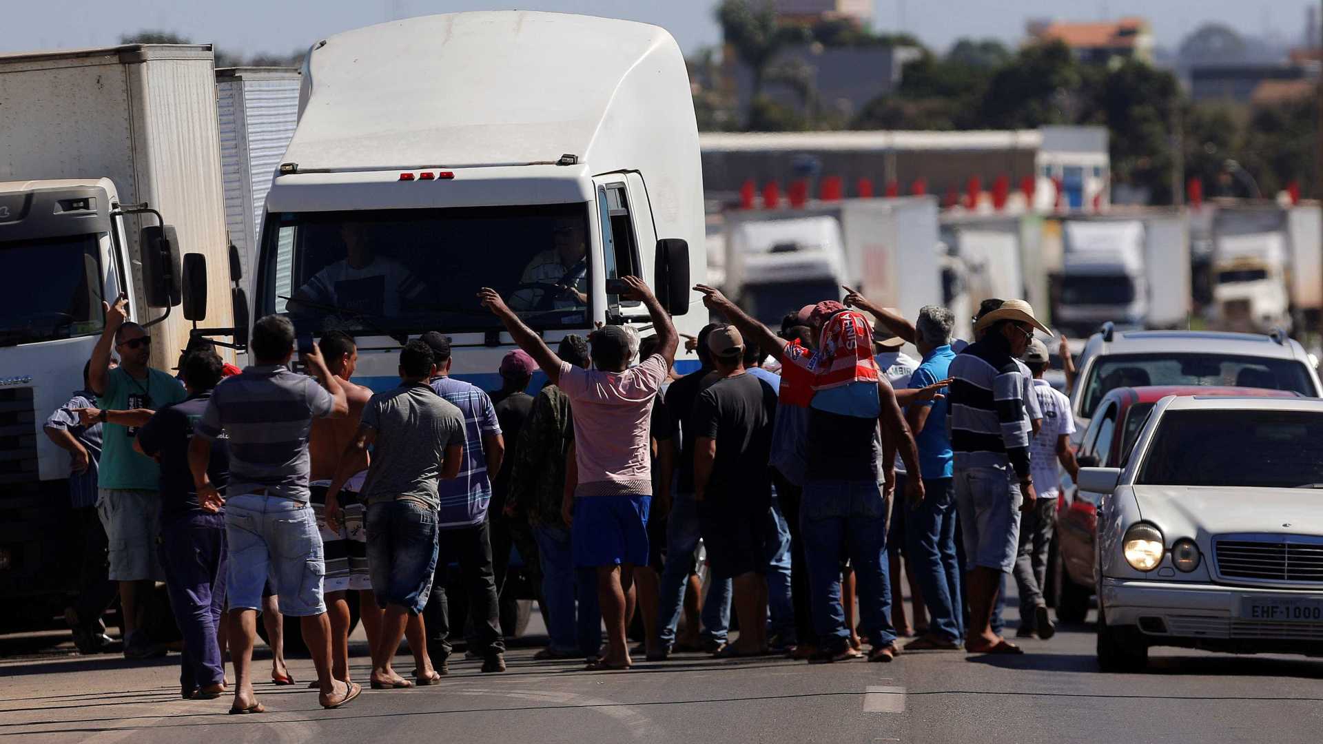 Greve de caminhoneiros chega ao 4º dia com bloqueios em rodovias