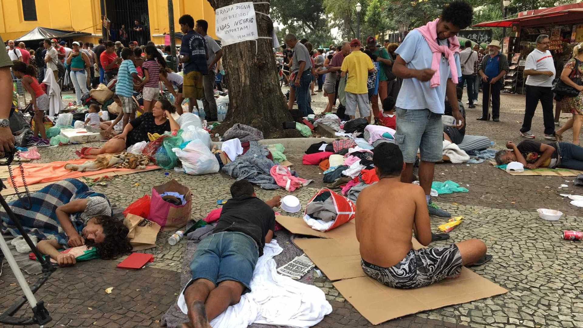 Desabrigados permanecem em acampamento próximo ao Largo do Paissandu