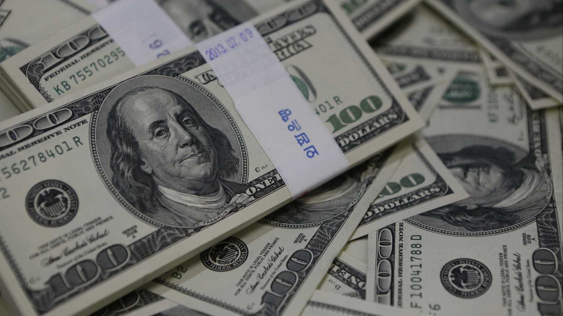 Dólar avança para R$ 3,60 em dia ruim para emergentes; Bolsa cai 0,75%