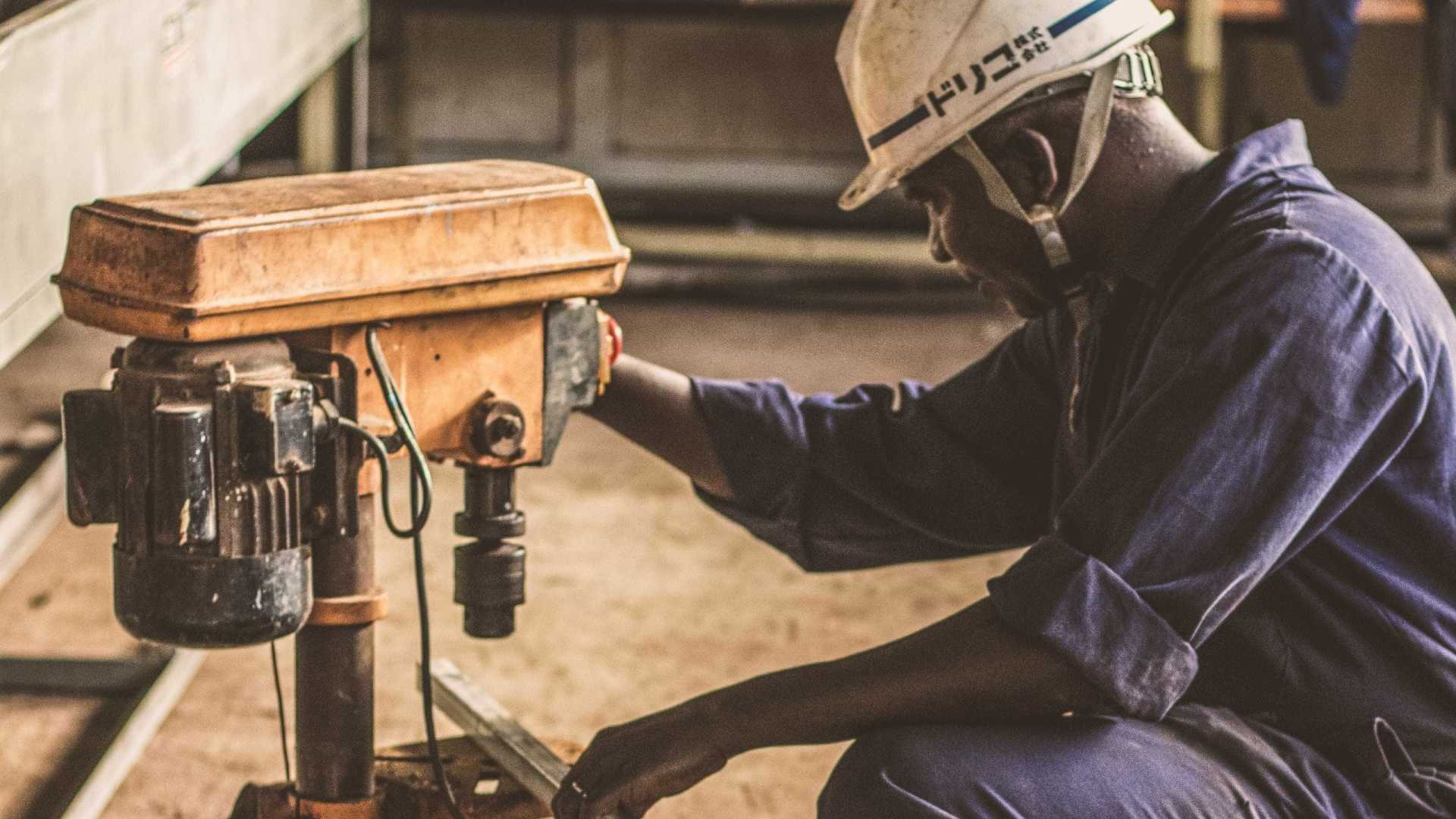 130 anos após Lei Áurea, negros ganham quase 50% a menos que brancos