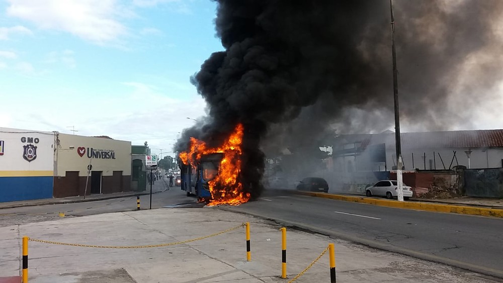 Ônibus pega fogo em avenida perto do Sítio Histórico de Olinda