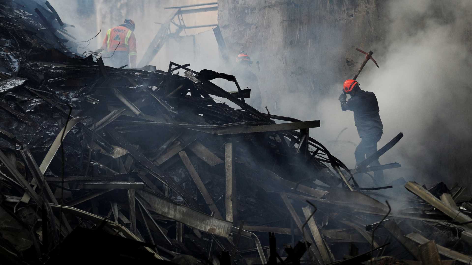 Incêndio em prédio teve gritos, correria e até portão de saída trancado