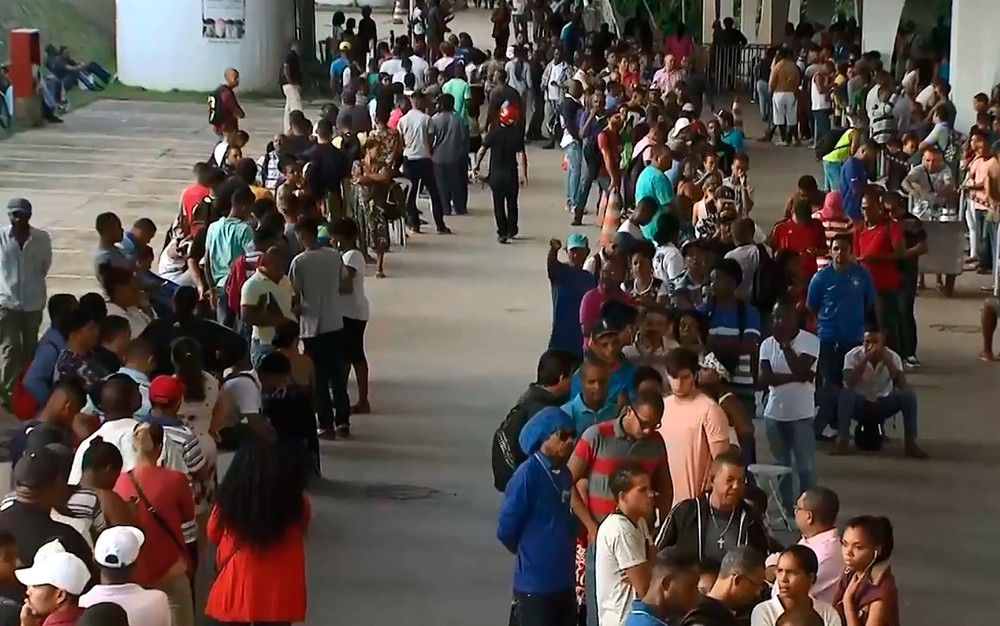 Último dia para regularização do título tem eleitor há quase 24 horas nas filas dos postos em Salvador
