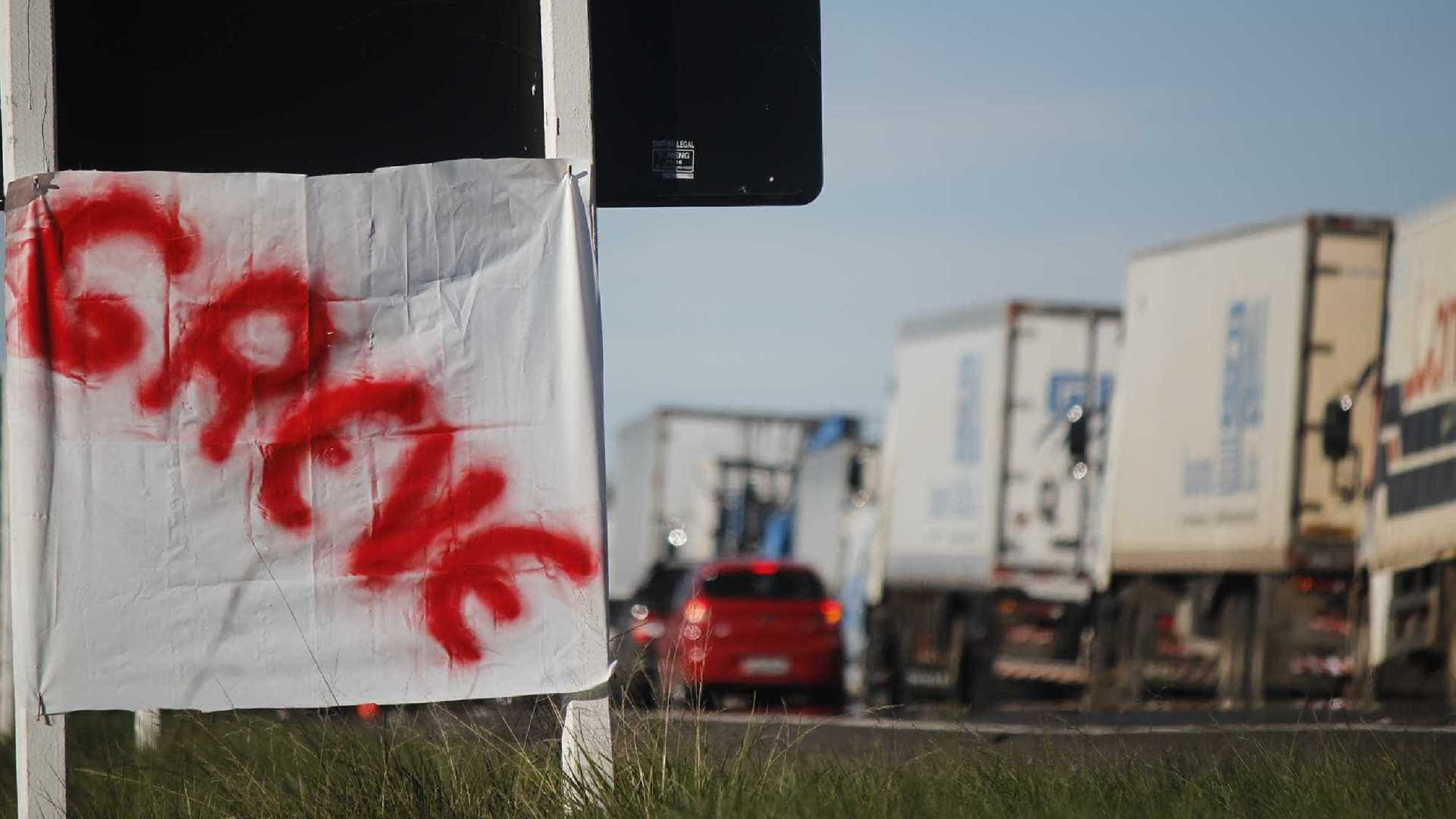 Caminhoneiros mantêm manifestações pelo país pelo 5º dia