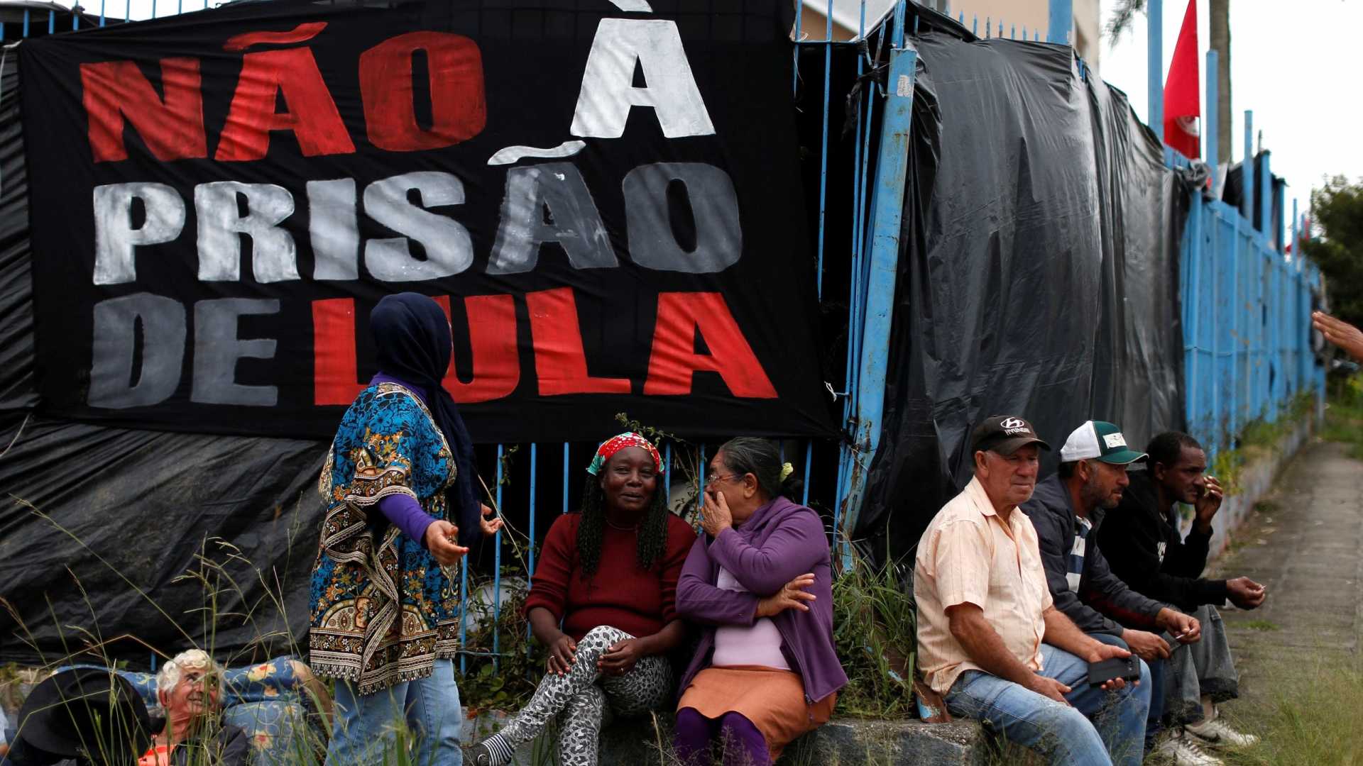 Um mês depois da prisão de Lula, vigília diminui e tensão aumenta