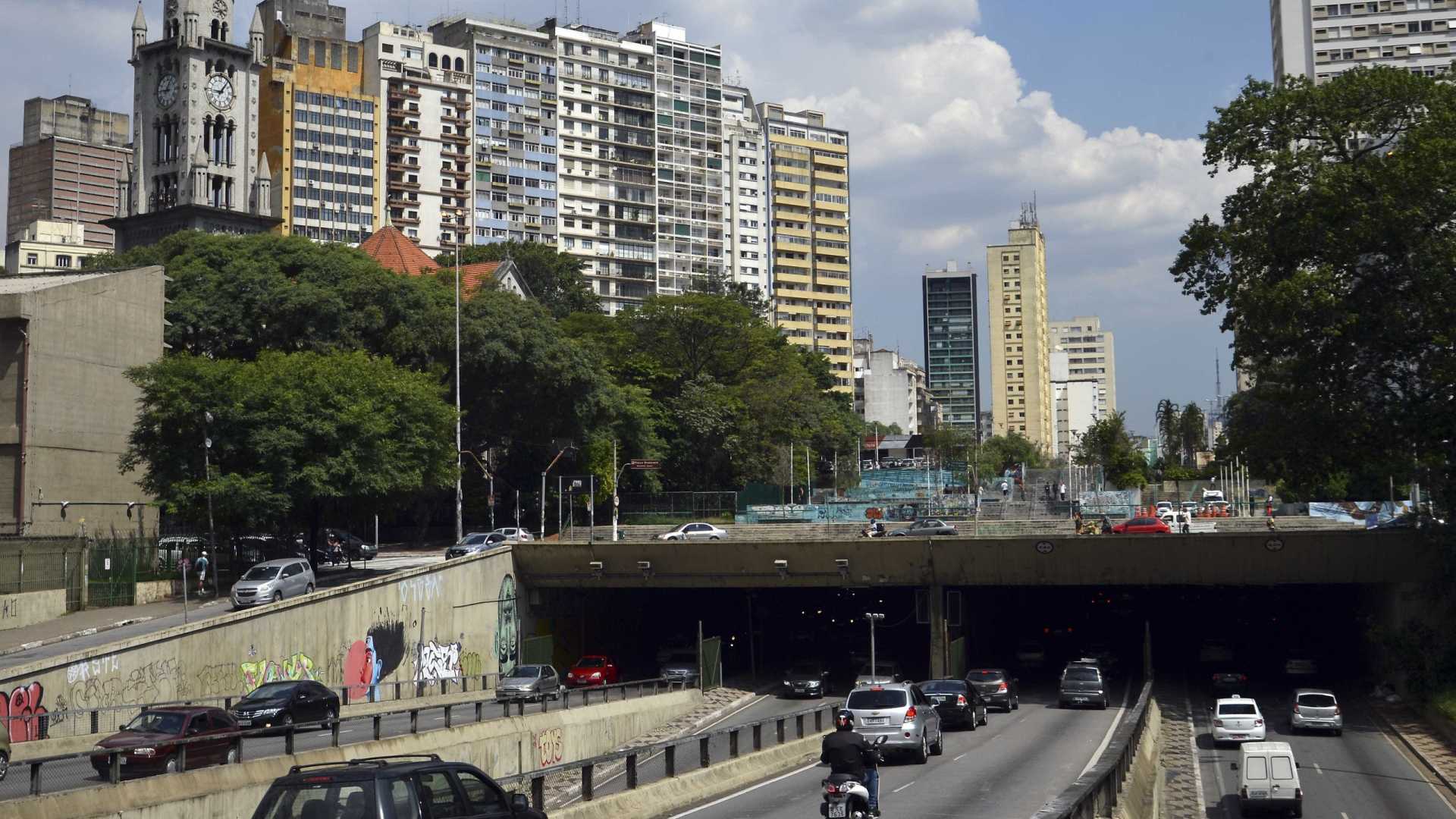 Minhocão passa a fechar mais cedo e abrir mais tarde para carros em SP