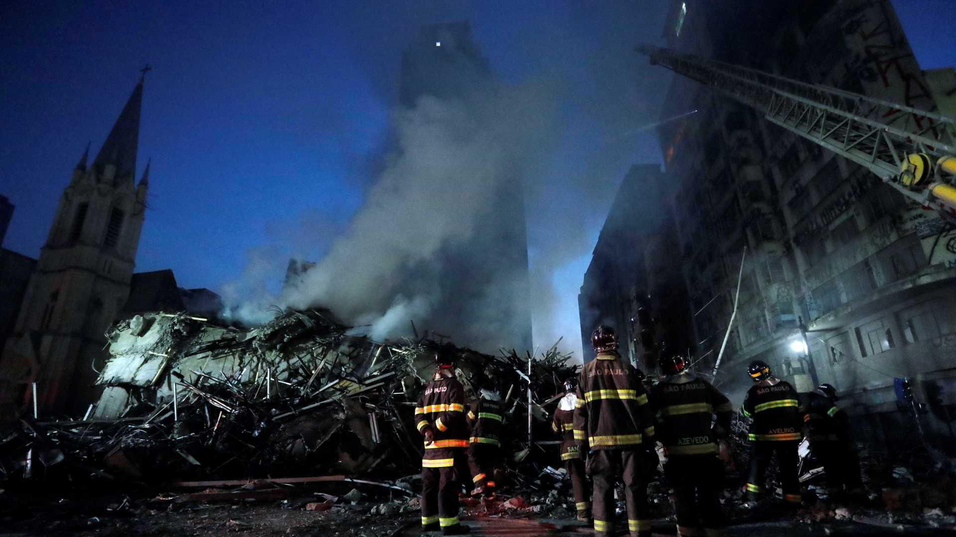 SP: prédio desaba após incêndio e deixa um morto; há desaparecidos