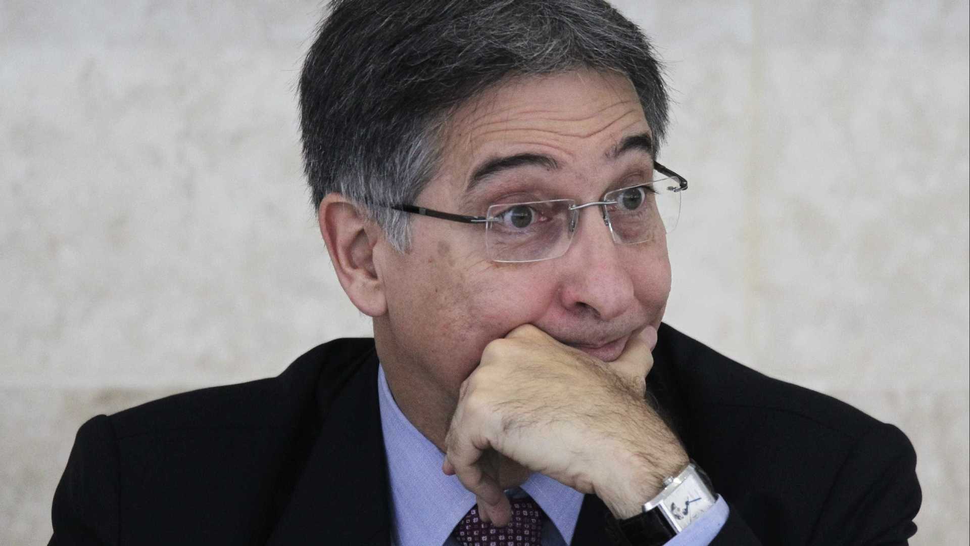 Sem dinheiro, Minas distribui ambulâncias e parcela salários