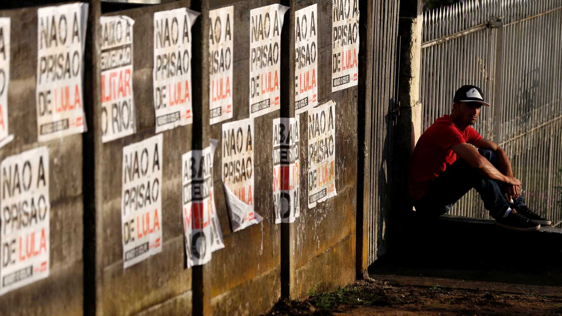 Delegado da PF ataca acampamento Lula Livre e destrói aparelhos de som