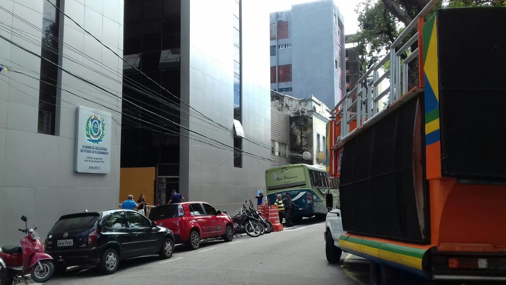 Servidores públicos de PE fazem ato na frente da Alepe para pedir apoio em campanha salarial