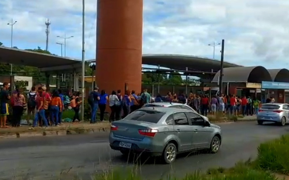 Protesto dos caminhoneiros entra no 4º dia com menos ônibus nas ruas e subida de preços no Ceasa, no Grande Recife